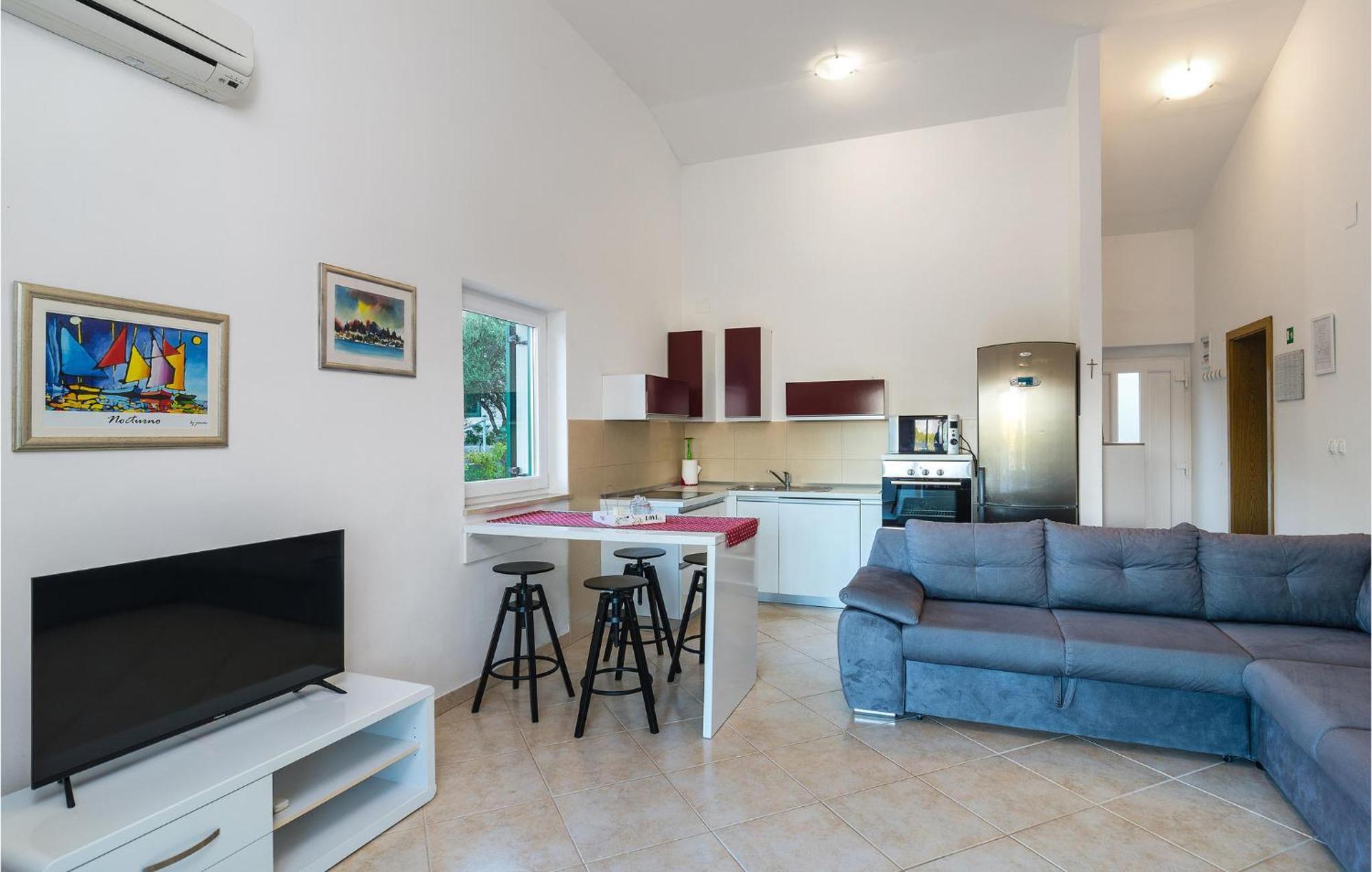 Nice Home In Postira With Outdoor Swimming Pool Екстериор снимка